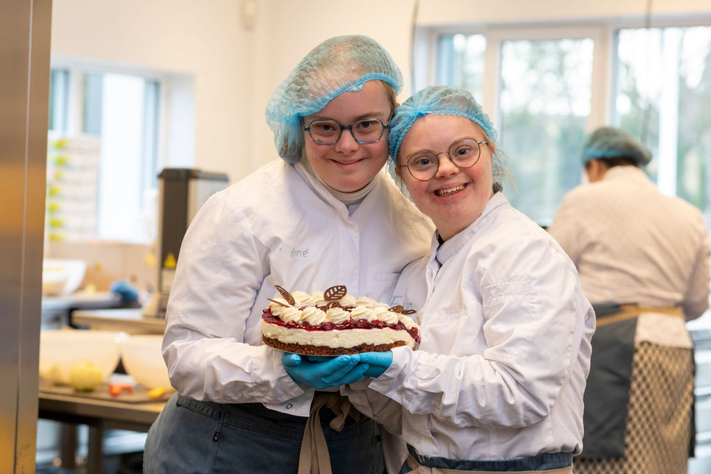 Deelnemers met monchoutaart in Bakkerij Eliëzerhof