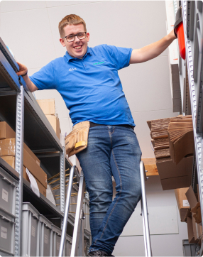 Cliënt blij op trap met in rechterbovenhoek een henry stofzuiger