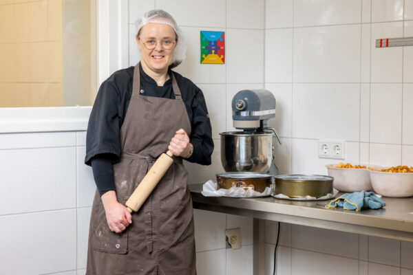 Deelnemer aan het bakken in Bakkerij Horstheim
