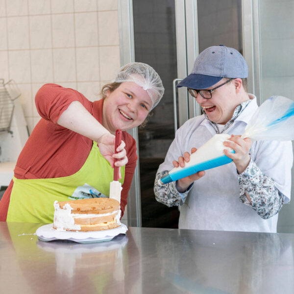 Deelnemer en begeleider in bakkerij De Likkepot